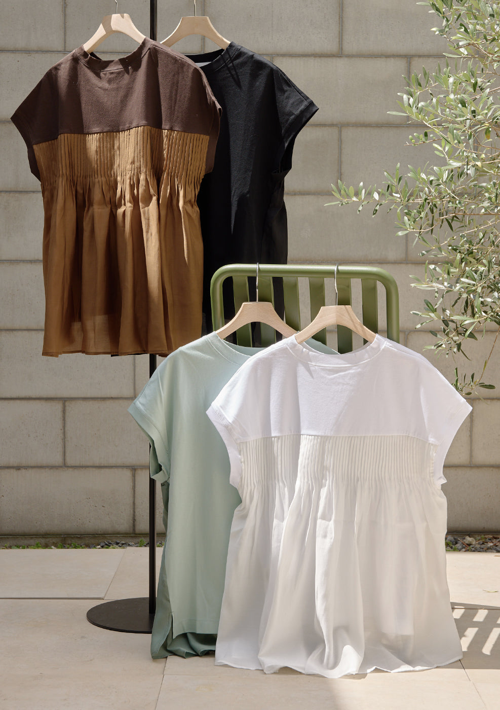 ADAWAS SMOOTH JERSEY PIN-TUCK TEE|異素材で魅せる大人の立体カットソー