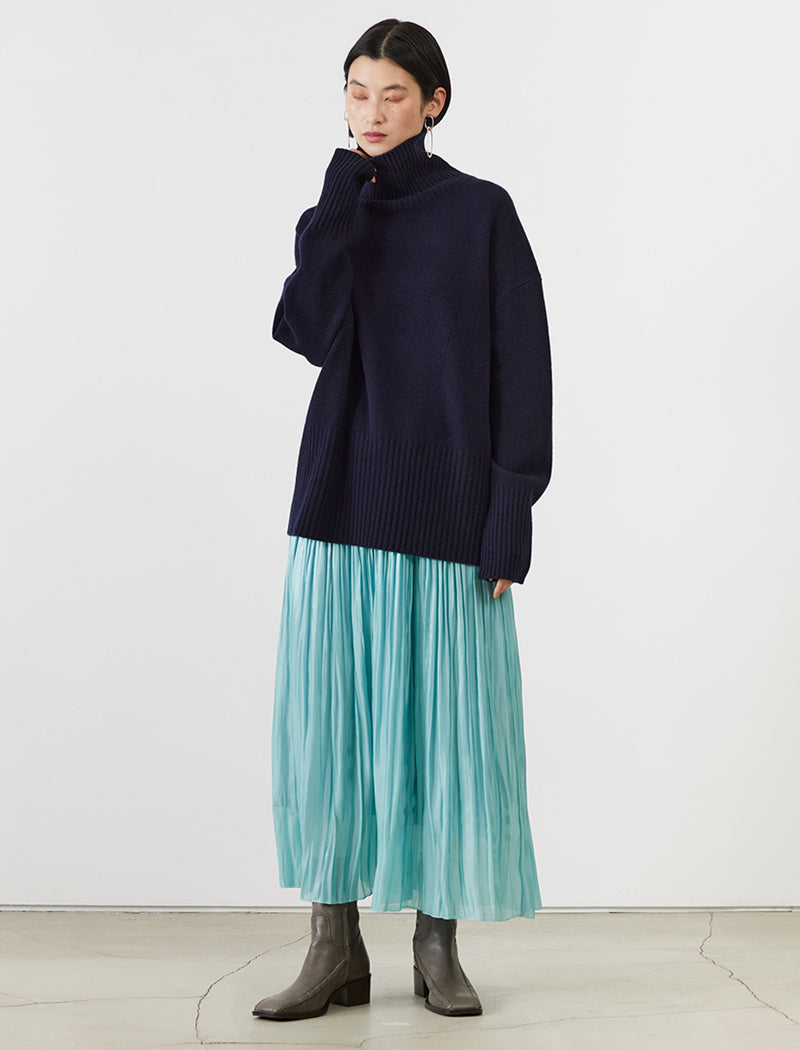 SHINY TEXTURED PLEATED SKIRT