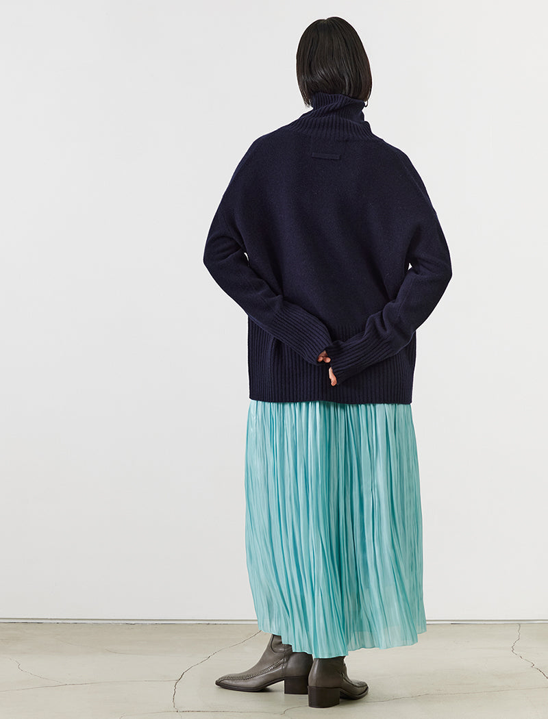 SHINY TEXTURED PLEATED SKIRT