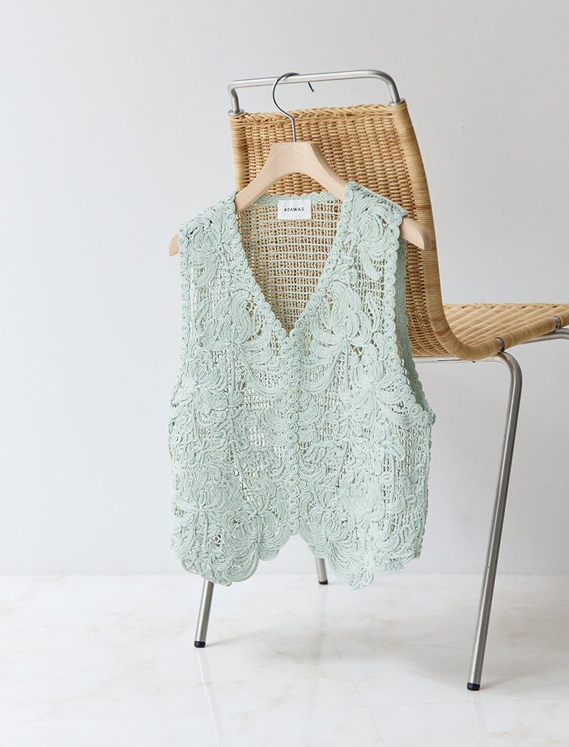 LILY EMBROIDERY V-NECK VEST